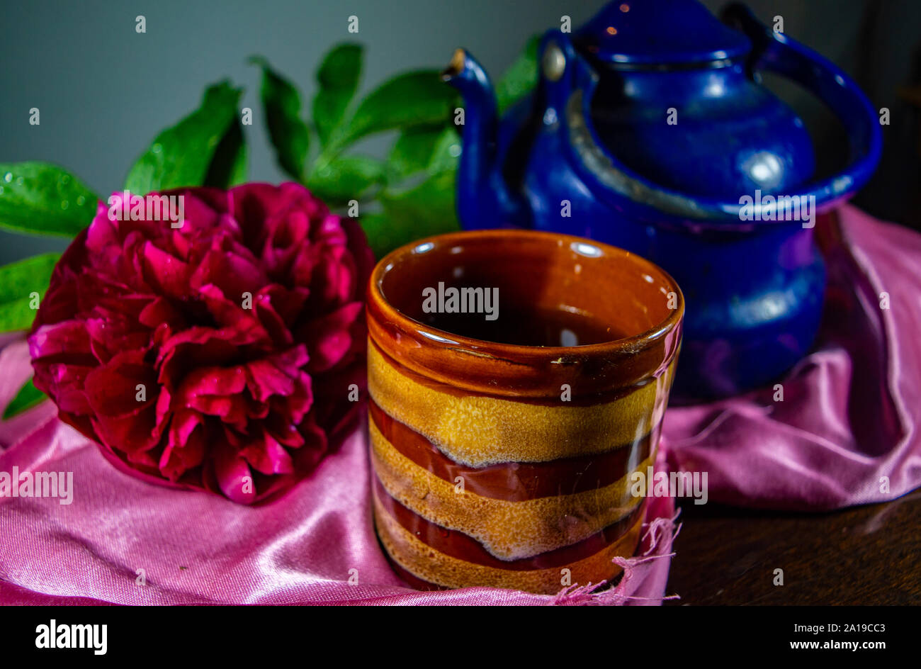 La prima colazione la decorazione. Fatta in Casa il tè in una teiera vintage. Alimenti naturali nozione. Foto Stock