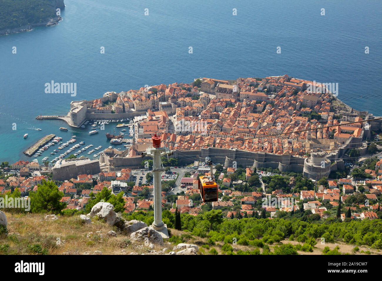 Dubrovnik funivia - Vista dal punto di vista panorama guardando giù al paese vecchio di Dubrovnik, la costa dalmata e il mare Adriatico, Dubrovnik Croazia Foto Stock