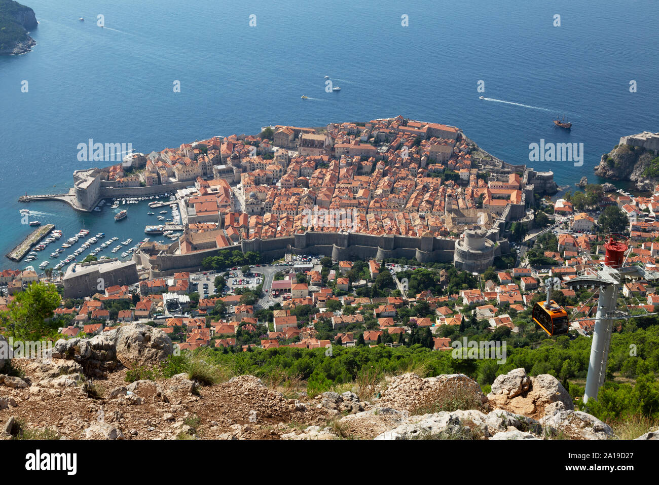 Viaggio Dubrovnik - Vista dal punto di vista panorama guardando giù al paese vecchio di Dubrovnik, sito patrimonio mondiale dell'UNESCO, Dubrovnik Croazia Foto Stock