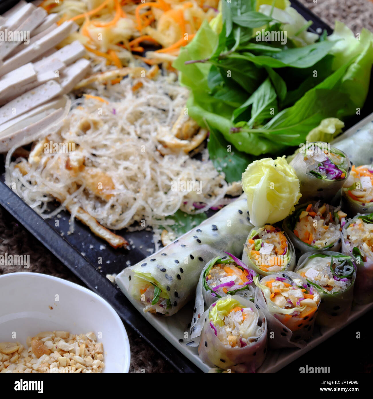Chiudere fino a fette di riso vegano rotoli di carta e il vietnamita Spring Roll ingrediente, verdure colorate rendono piatto vegetariano che sana e deliziosa Foto Stock