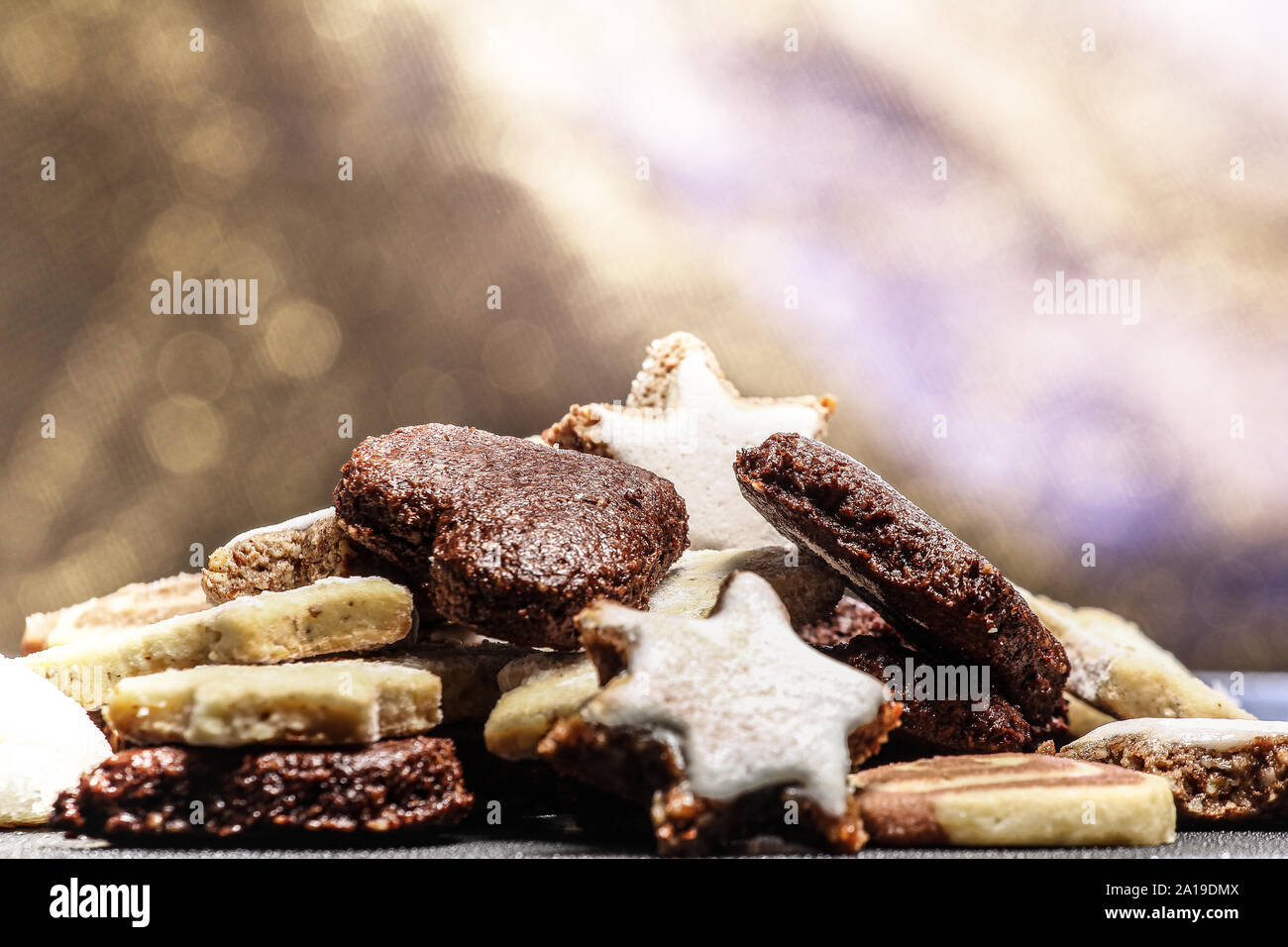 Sfondo di Natale concetti con lanterna, candele e cookie Foto Stock