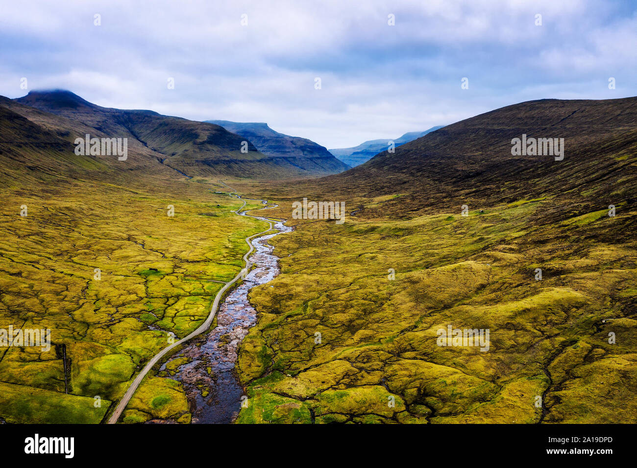 Vista aerea di una strada che porta al villaggio di Saksun su isole Faerøer Foto Stock