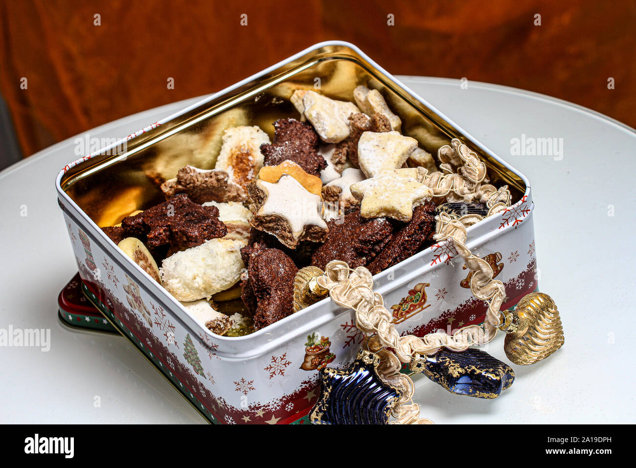 Sfondo di Natale concetti con lanterna, candele e cookie Foto Stock