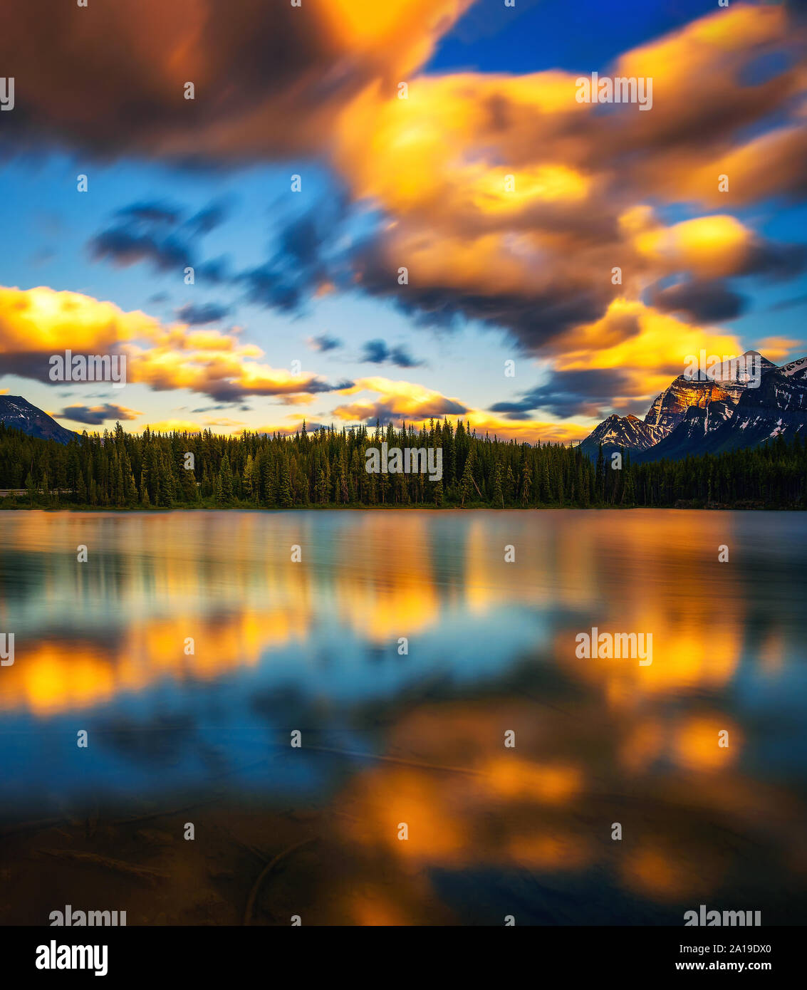 Tramonto sul lago di Herbert nel Parco Nazionale di Banff, Alberta, Canada Foto Stock