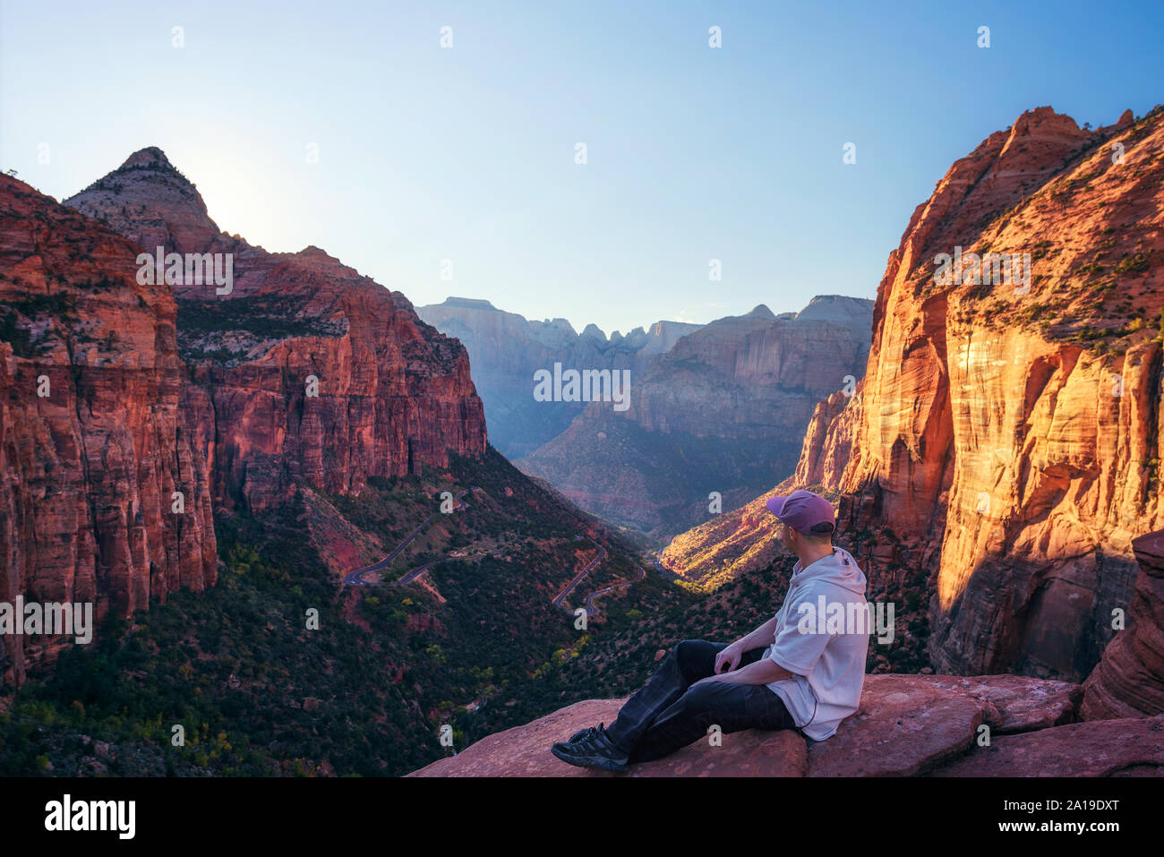 Tourist presso il Canyon si affacciano nel Parco Nazionale di Zion Foto Stock