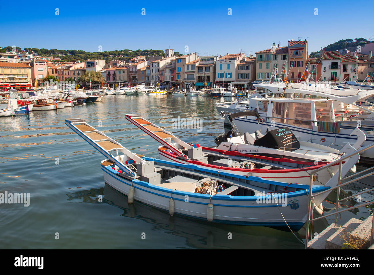 Barche e yacht nel porto di Cassis, Bouches-du-Rhone, Provence-Alpes-Côte d'Azur, in Francia meridionale, Francia, Europa Foto Stock