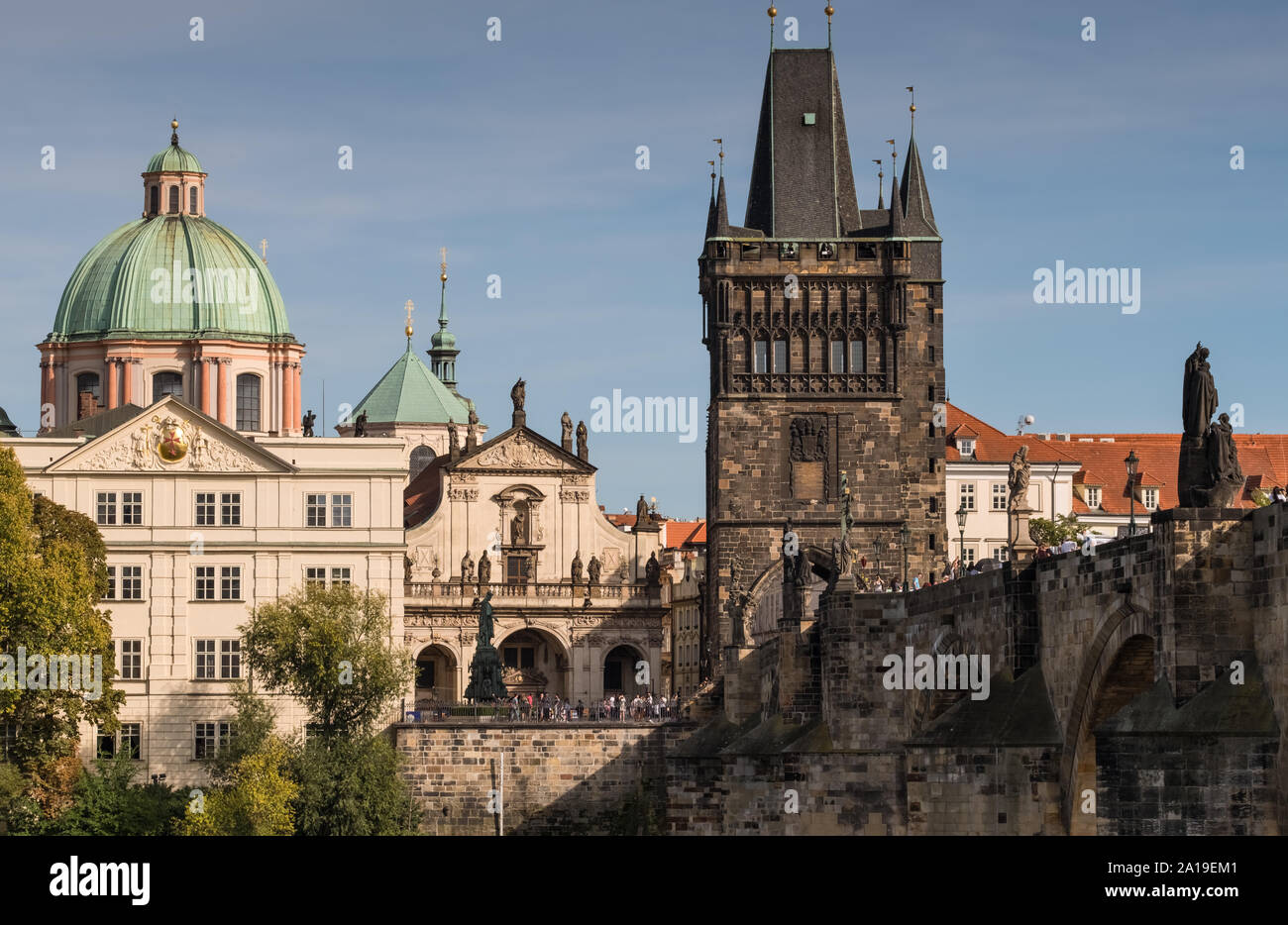 Torre del Ponte della Città Vecchia e di architettura storica vicino al Ponte Carlo, Città Vecchia, Praga, Repubblica Ceca Foto Stock