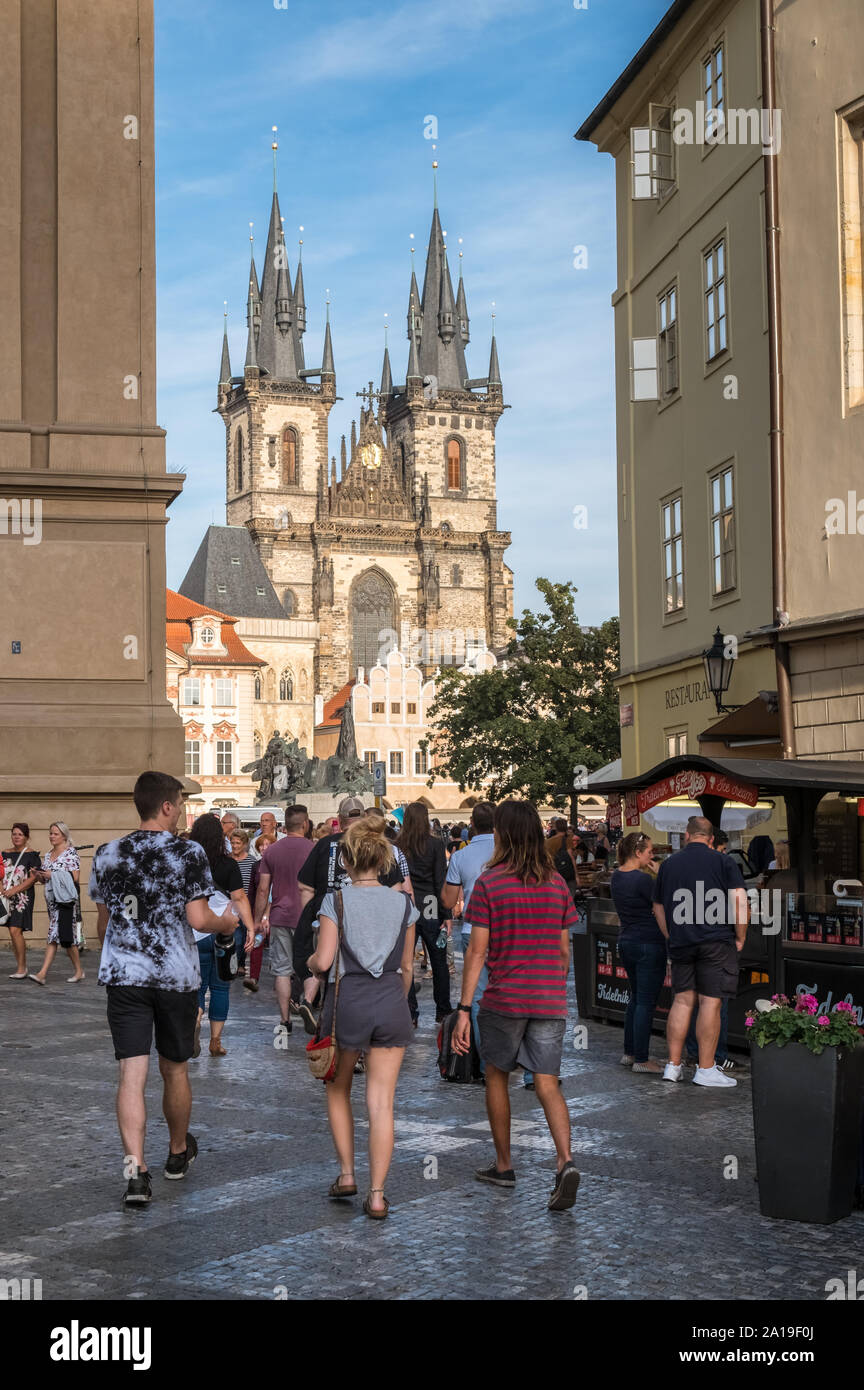 Prague Old Town Square edifici, con torri gotiche della Chiesa di Nostra Signora di Tyn in background, Praga, Repubblica Ceca Foto Stock