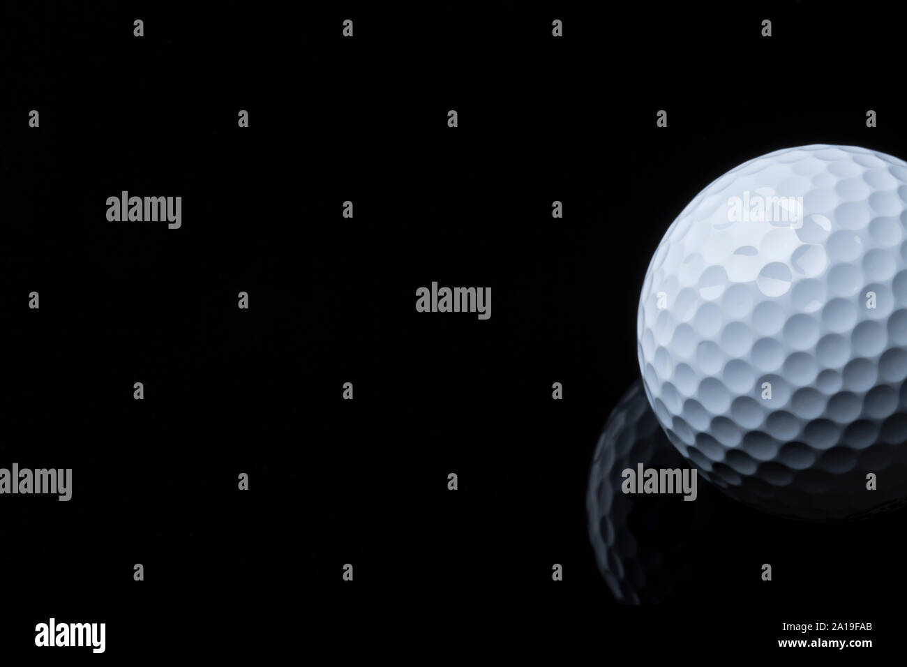 Palla da golf isolato su sfondo scuro con spazio per il testo. Foto Stock