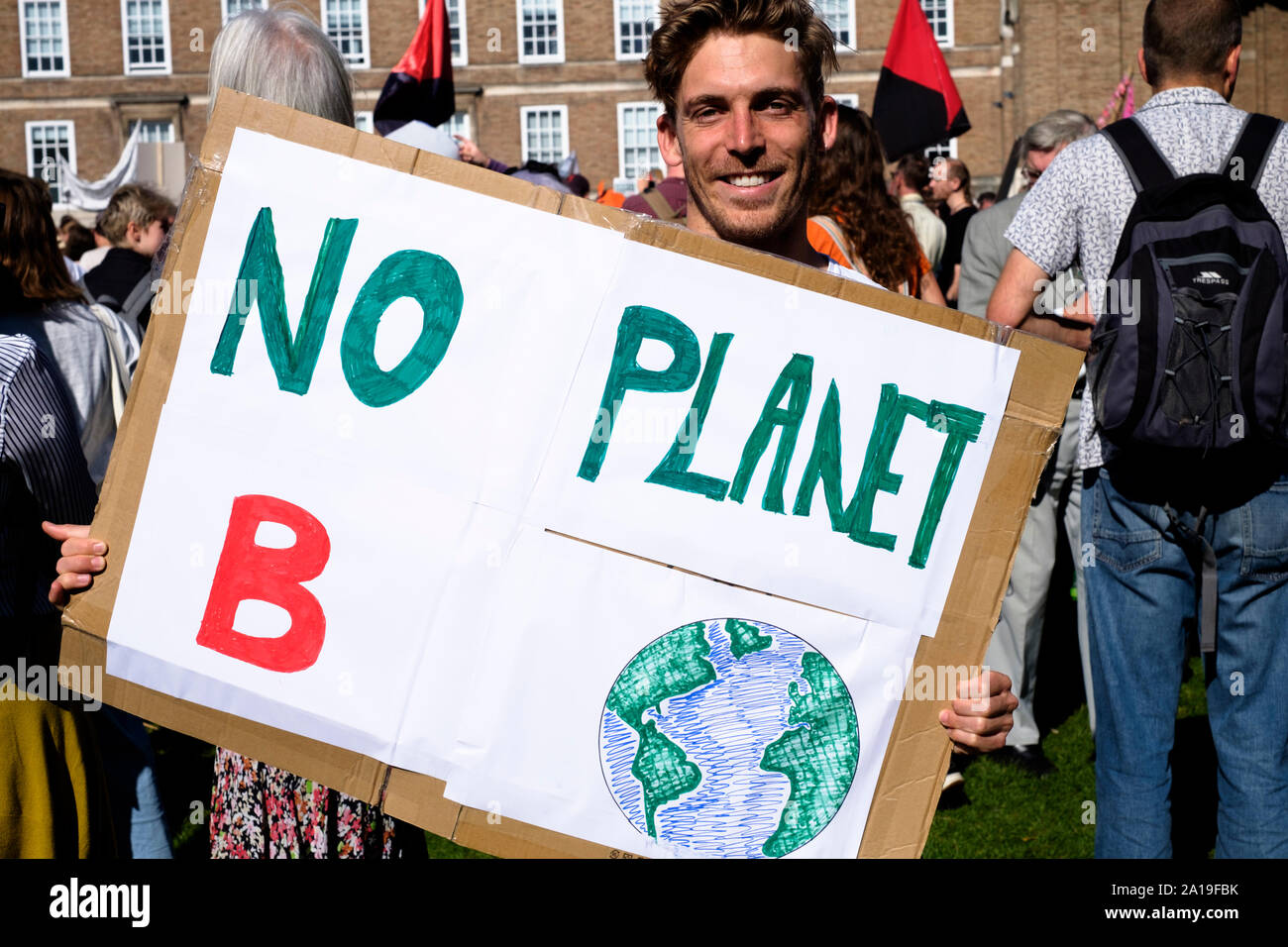 Il xx settembre gioventù per il cambiamento climatico protesta in Bristol. Venerdì sciopero per il clima di marzo nella città. Un pianeta nessun segno B Foto Stock