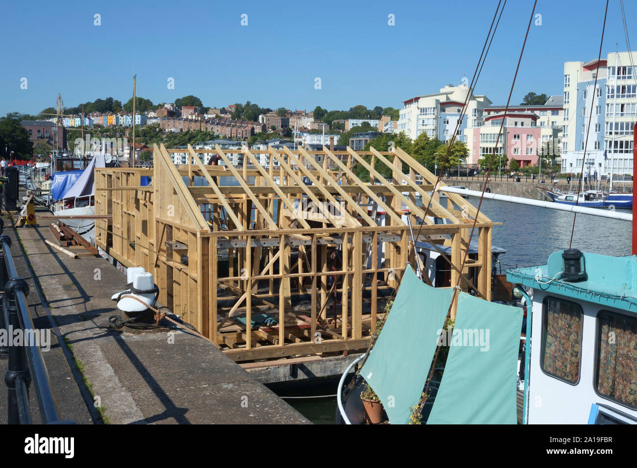 Visto lungo il porto di Bristol REGNO UNITO. La costruzione di una casa barca sul calcestruzzo anold barge il ferro. Foto Stock