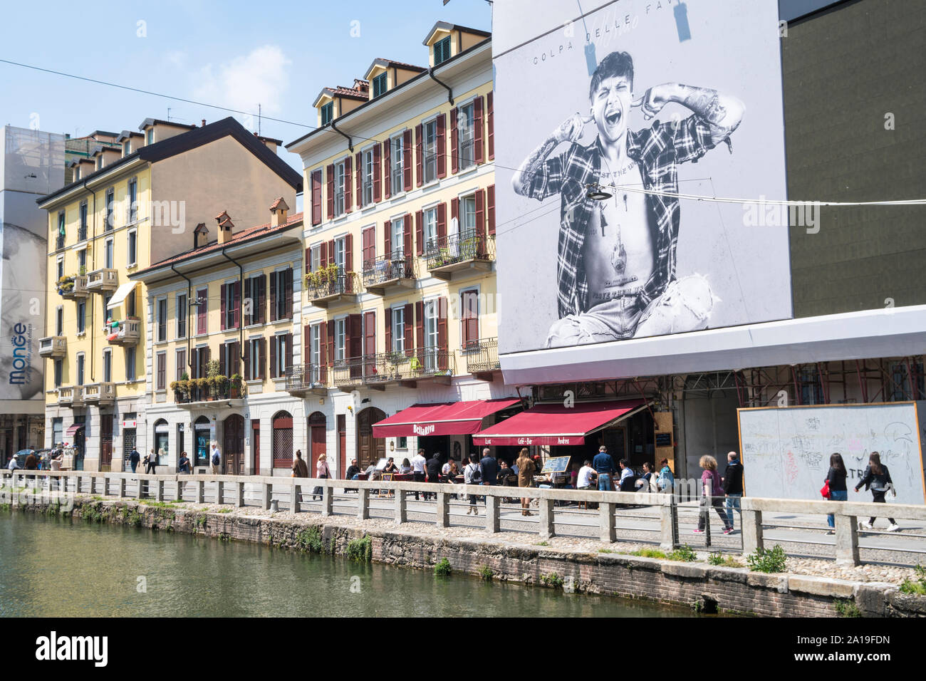Milano, Italia - 10 Maggio 2019: giganteschi cartelloni pubblicitari per la promozione del cantante italiano album dell ultimo nel quartiere dei Navigli. Foto Stock