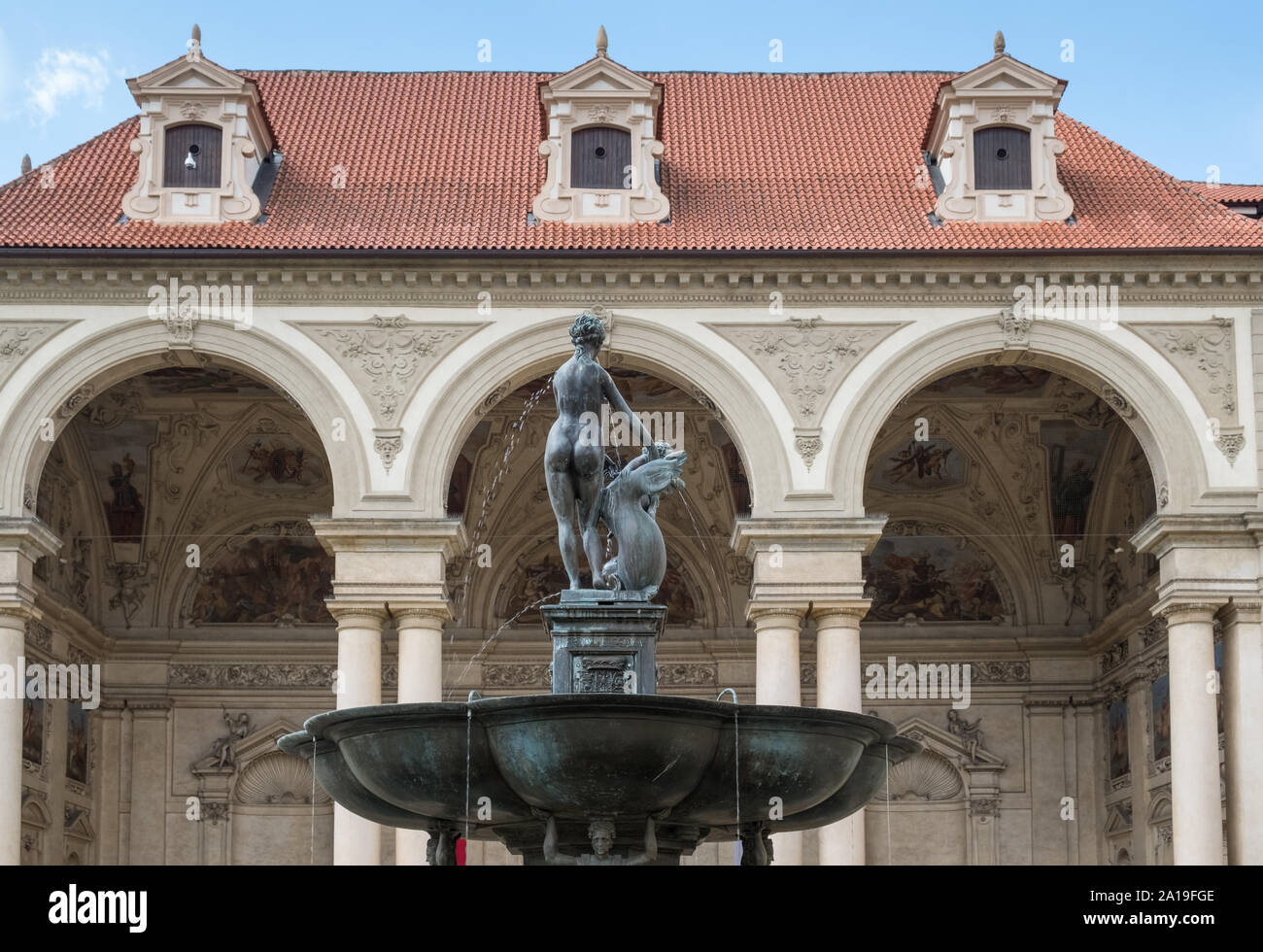Fontana di acqua nel terreno al di fuori della Repubblica ceca edificio del Senato, Mala Strana, Praga, Repubblica Ceca. Foto Stock