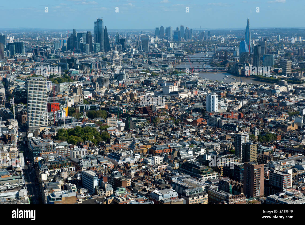 Una veduta aerea dal punto di centro per la Shard e Canary Wharf. Foto Stock