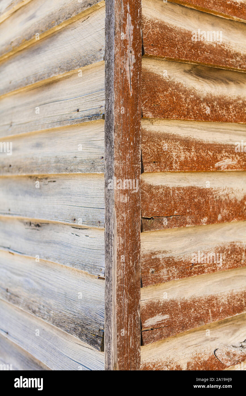 Le vecchie e consunte angolo di un vecchio placcati in legno casa. Foto Stock