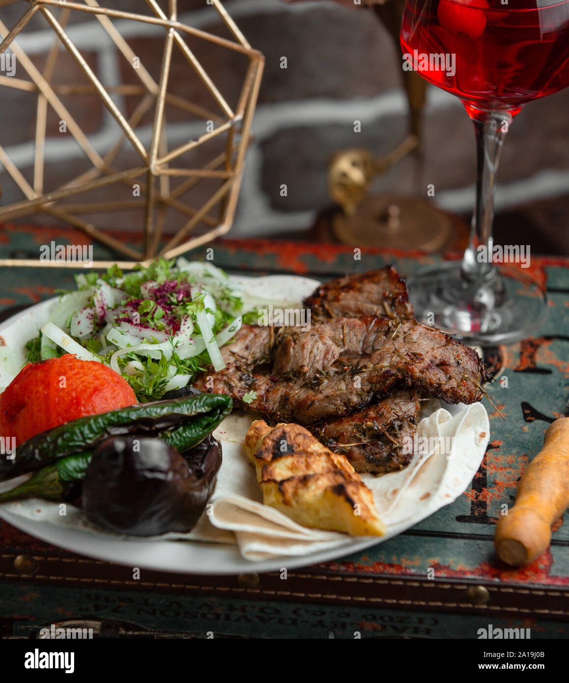 Kebab azero con patate e verdura su carbone di legna Foto Stock