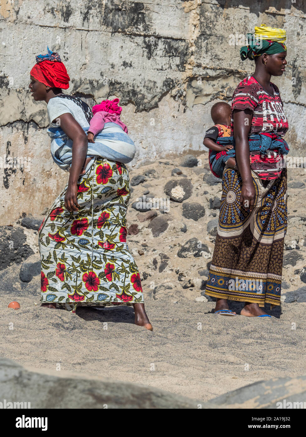 Dakar, Senegal - Febbraio 3, 2019: donne senegalesi in abiti colorati con  bambini sul loro retro. L'Africa Foto stock - Alamy