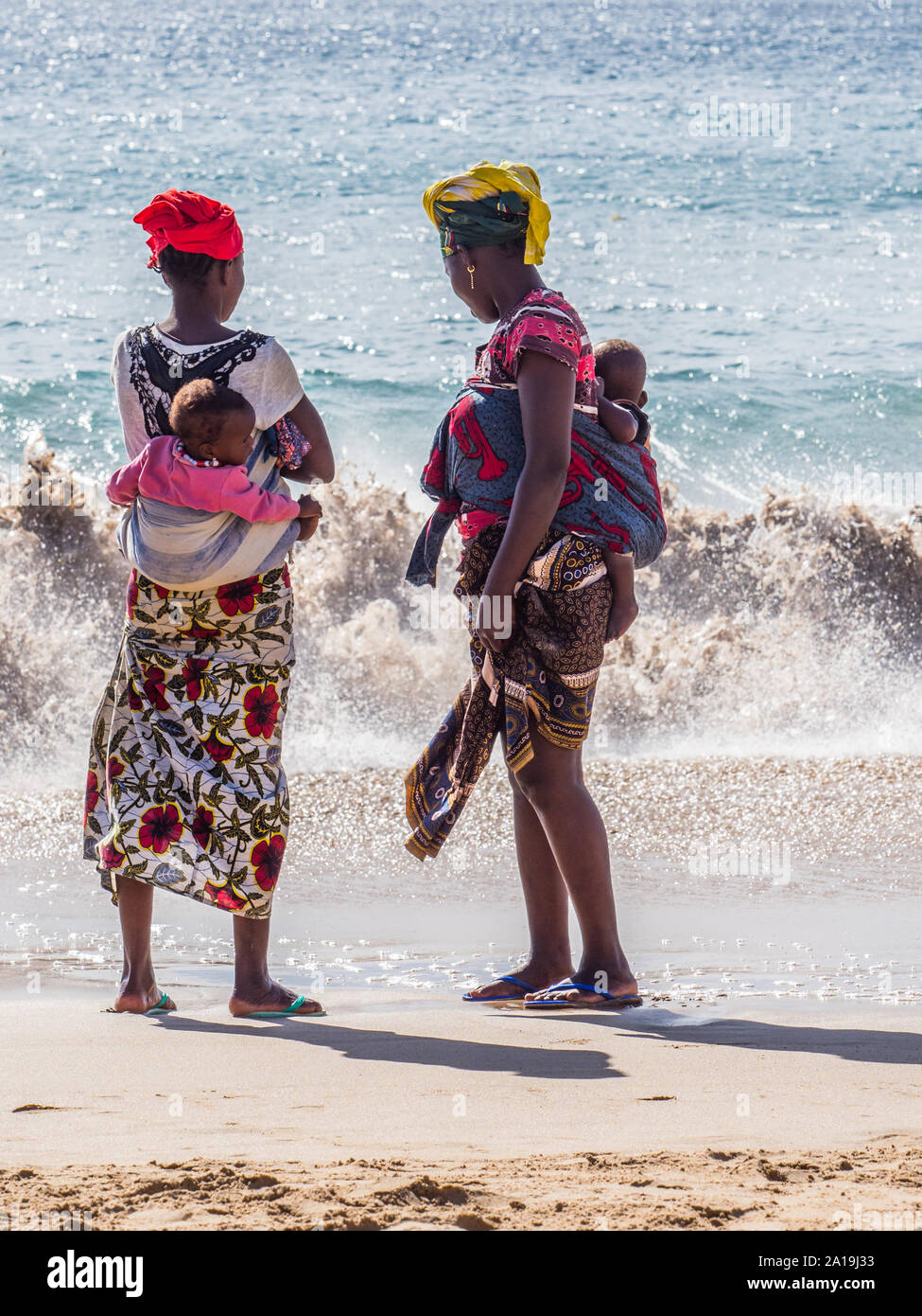 Dakar, Senegal - Febbraio 3, 2019: donne senegalesi in abiti colorati con  bambini sul loro retro. L'Africa Foto stock - Alamy