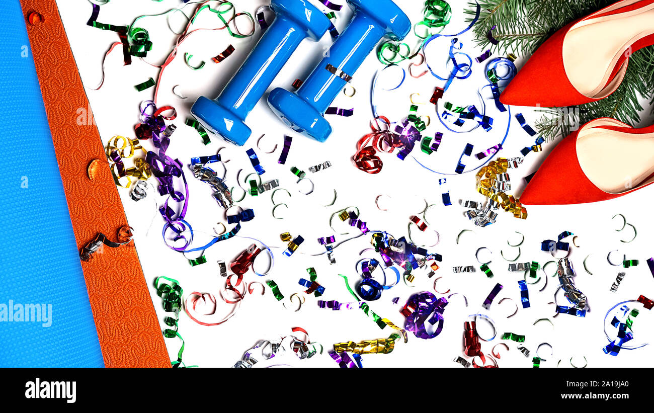 Materassino Yoga, manubri, scarpe e decorazioni di Natale. Foto Stock