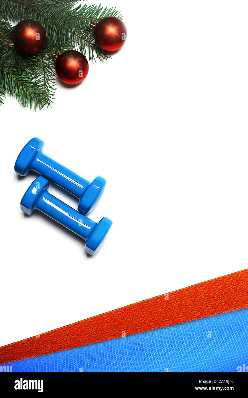 Materassino Yoga e manubri con decorazione di Natale. Foto Stock