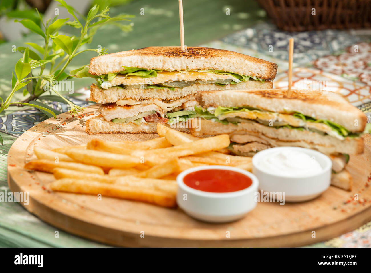 Classic club di pollo sendwich con patate fritte Foto Stock