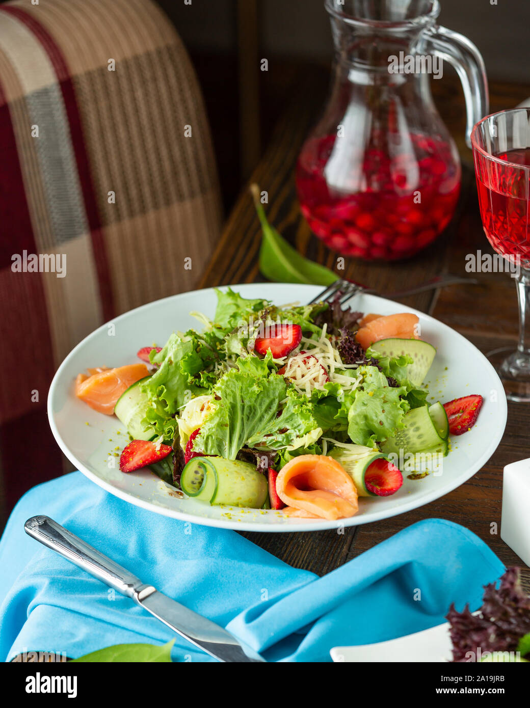 Salmone con insalata di verdure fresche e formaggio grattugiato Foto Stock