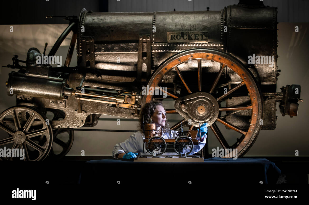 Portare conservatore Wendy Somerville-Woodiwis con Stephenson's Rocket e un modello locomotore come lei svela il razzo è di nuovo a casa, il museo nazionale delle ferrovie di York, dove sarà sul display fino al mese di aprile del prossimo anno. Foto Stock