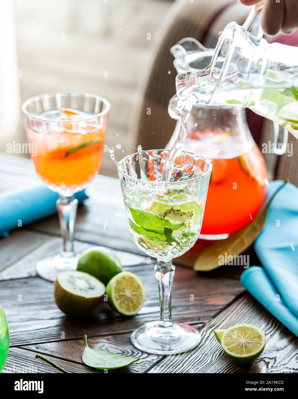 Limonata fatta in casa con vari frutti Foto Stock