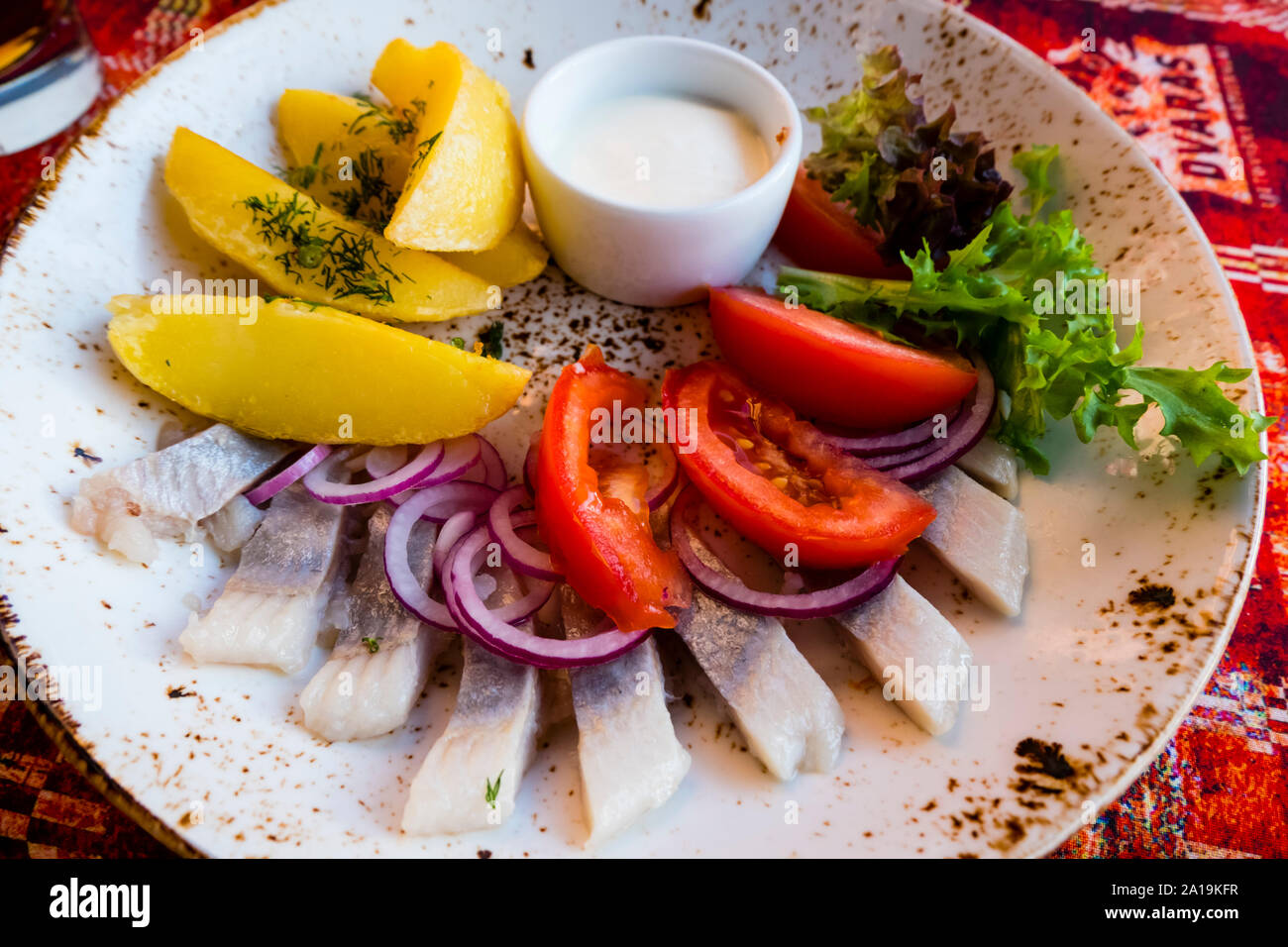 Aringa del Baltico con patate e insalata, città vecchia, Kaunas, Lituania Foto Stock