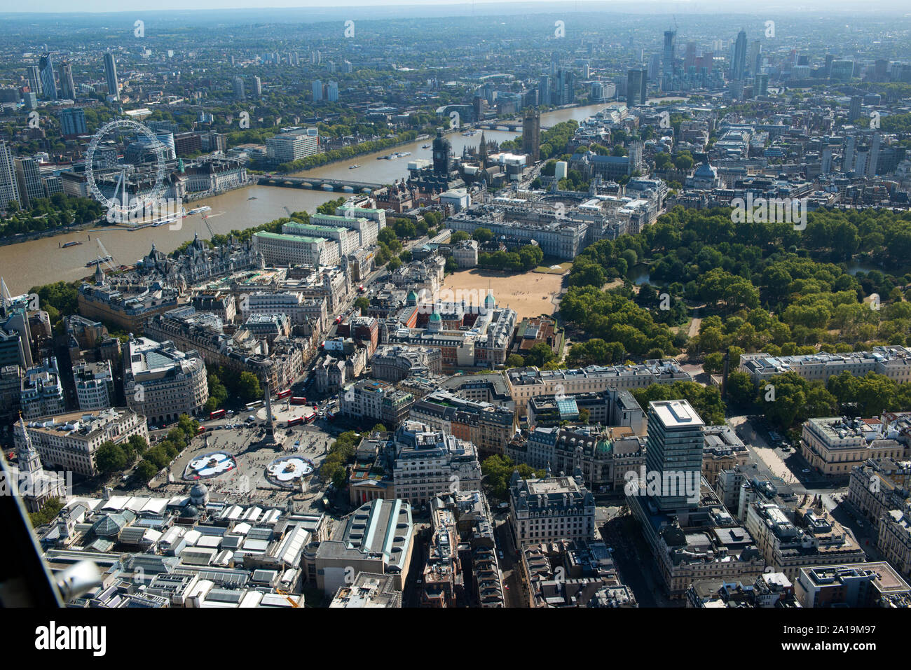 Una veduta aerea da Trafalgar Square a Westminster e il fiume Tamigi con la sfilata delle Guardie a Cavallo Foto Stock