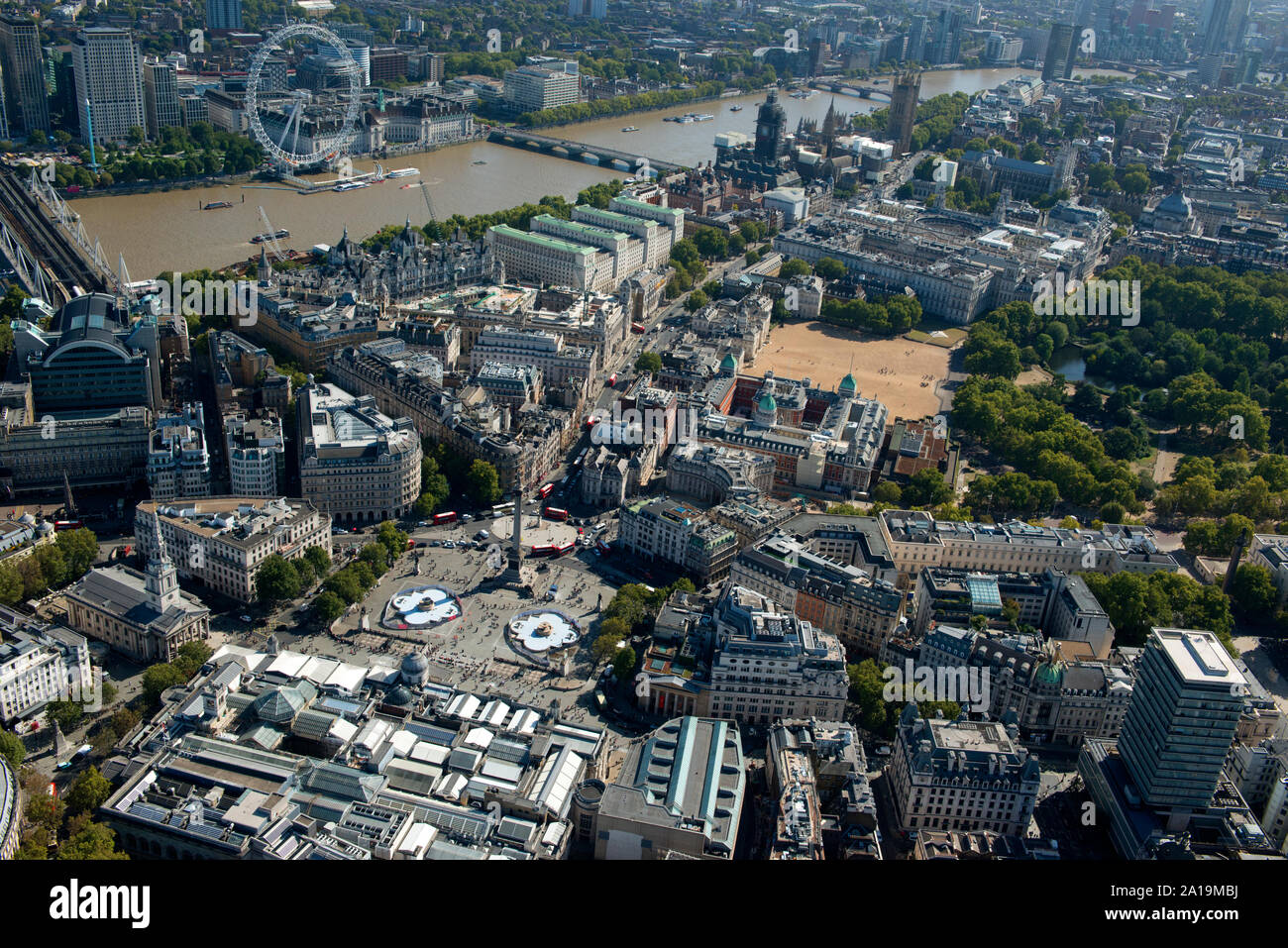 Una veduta aerea da Trafalgar Square a Westminster e il fiume Tamigi con la sfilata delle Guardie a Cavallo Foto Stock