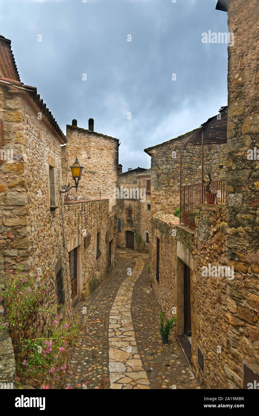 Borgo medioevale Pals in Catalogna, Spagna. Città del Mediterraneo per il turismo con strade di ciottoli e la decorazione floreale. Svuotare lo spazio di copia Foto Stock