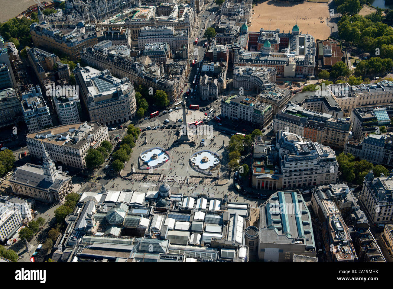 Una veduta aerea da Trafalgar Square a Westminster e il fiume Tamigi con la sfilata delle Guardie a Cavallo Foto Stock