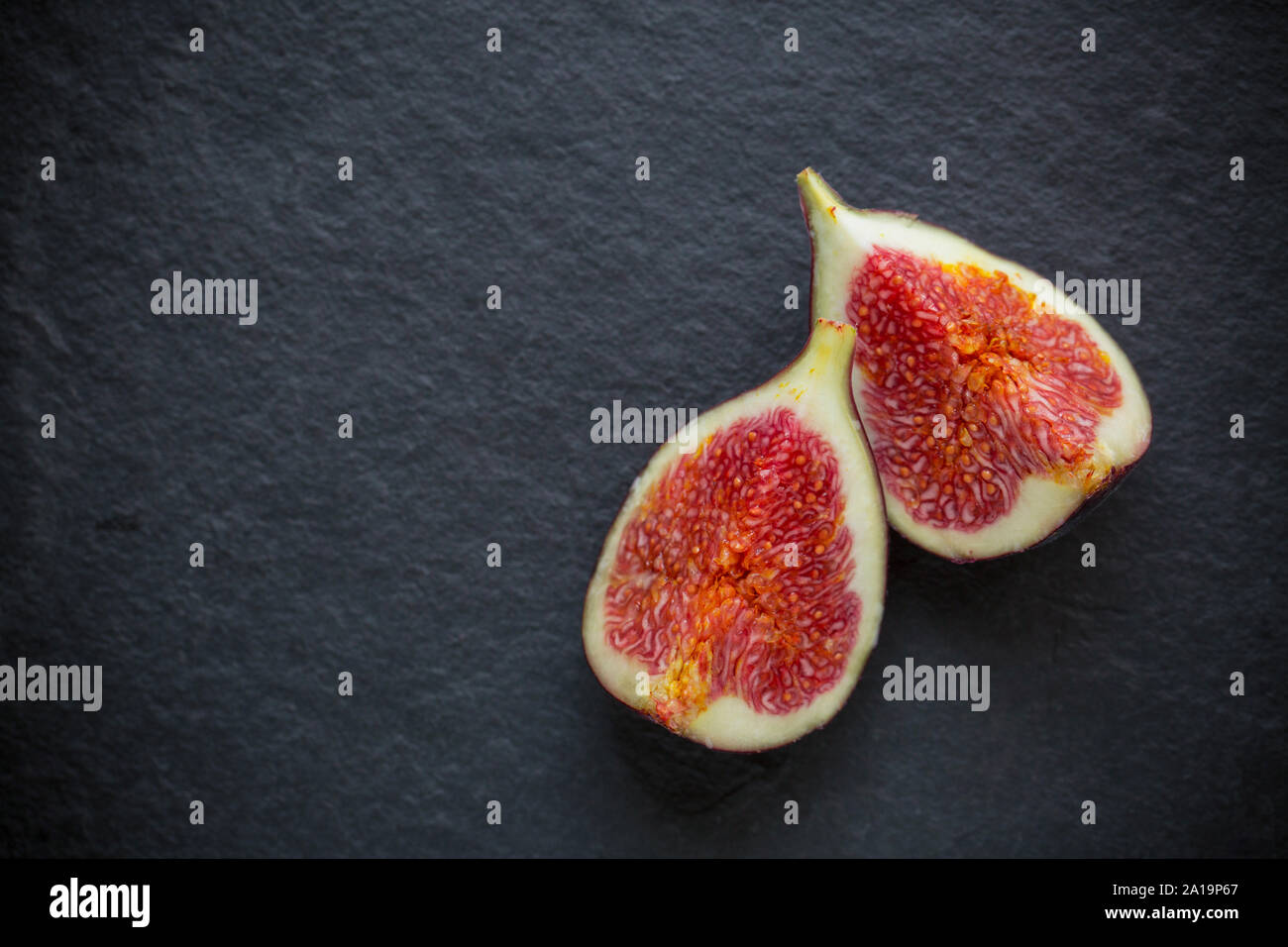 Un squartati fig importati dalla Turchia e acquistato da una strada del mercato di frutta e di stallo vegatable NEL REGNO UNITO. Il Dorset England Regno Unito GB Foto Stock