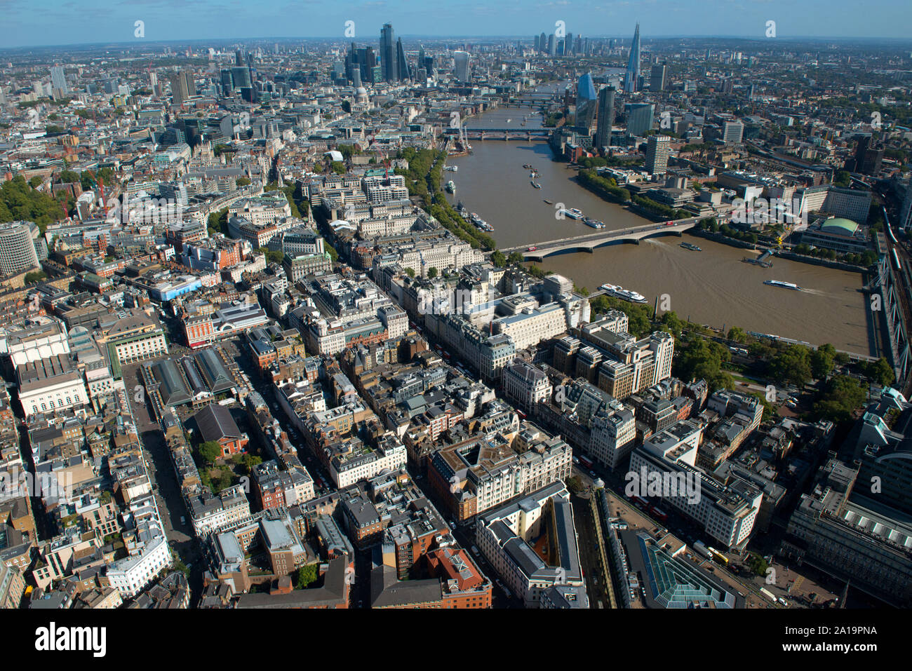 Una veduta aerea del Tamigi di fronte Embankment e il coccio. Foto Stock