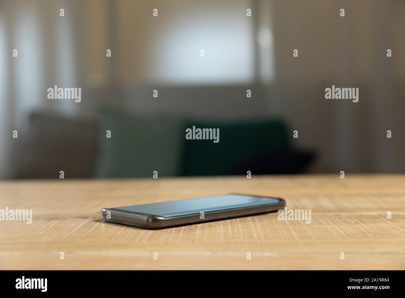 Smartphone su un tavolo Foto Stock