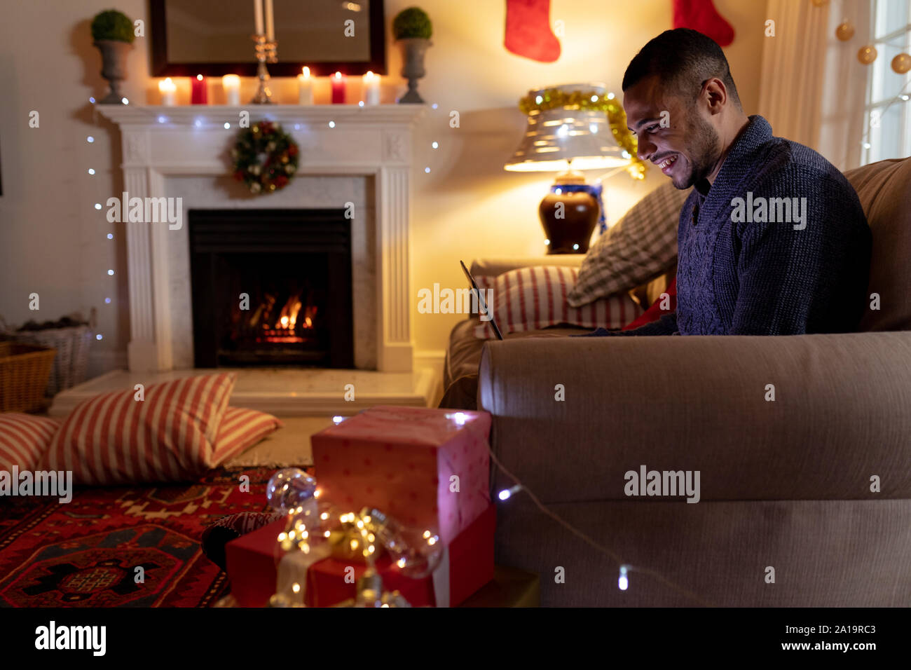 Uomo di casa al tempo di Natale Foto Stock