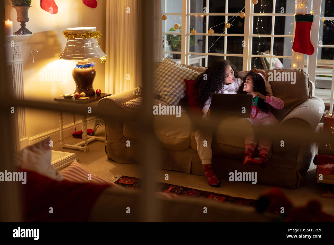 La famiglia a casa a tempo di Natale Foto Stock