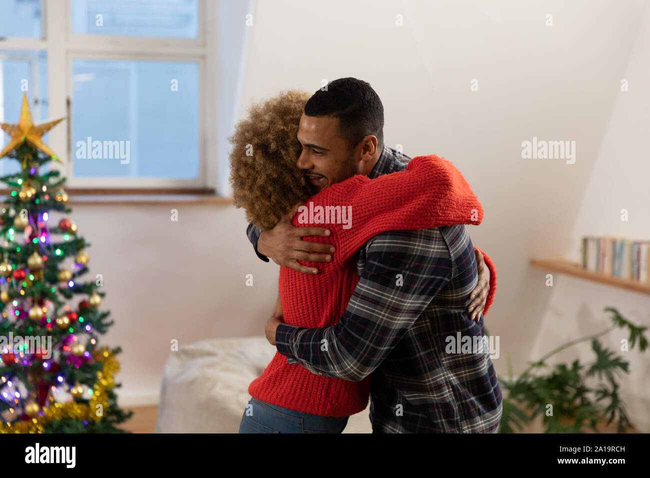 La millenaria amici adulti festeggiano il Natale insieme a casa Foto Stock