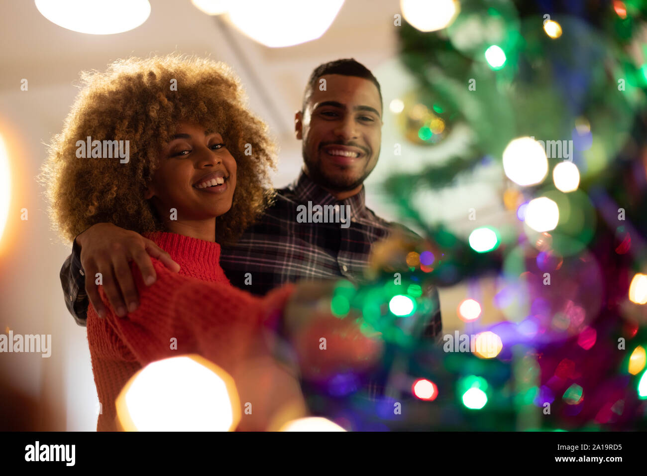 La millenaria adulto giovane festeggiano il Natale insieme a casa Foto Stock