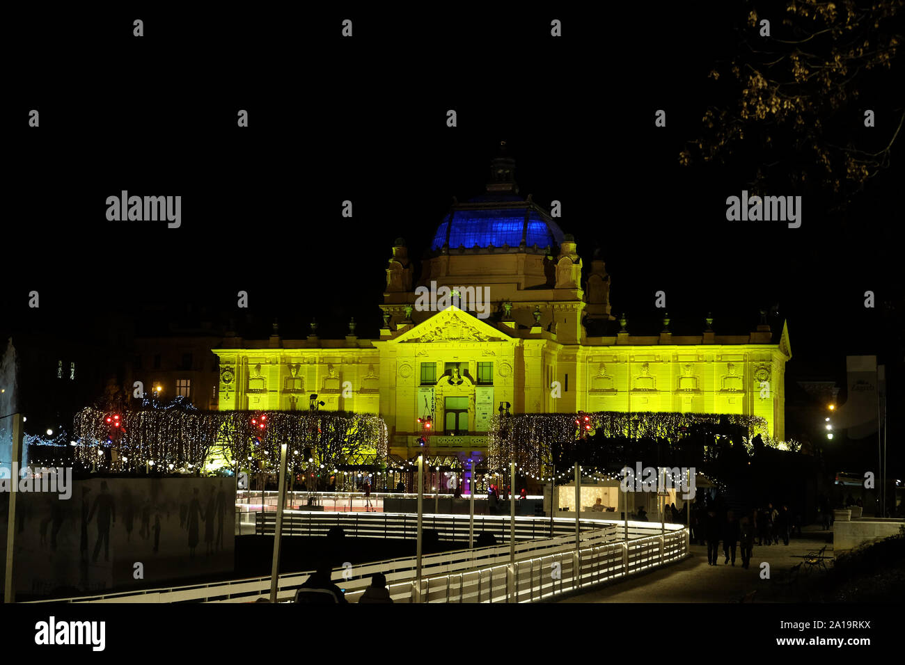 Zagabria pavilion di notte con anello di pattinaggio nel tempo di Natale nella parte anteriore Foto Stock
