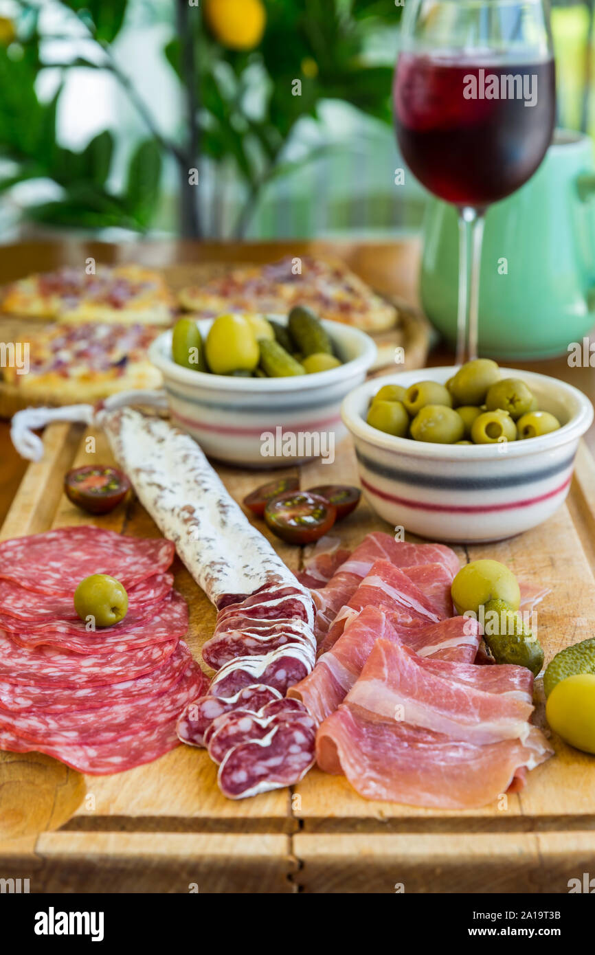 Stuzzichini spagnoli, tavolo con antipasti sfiziosi spuntini e vino Foto Stock