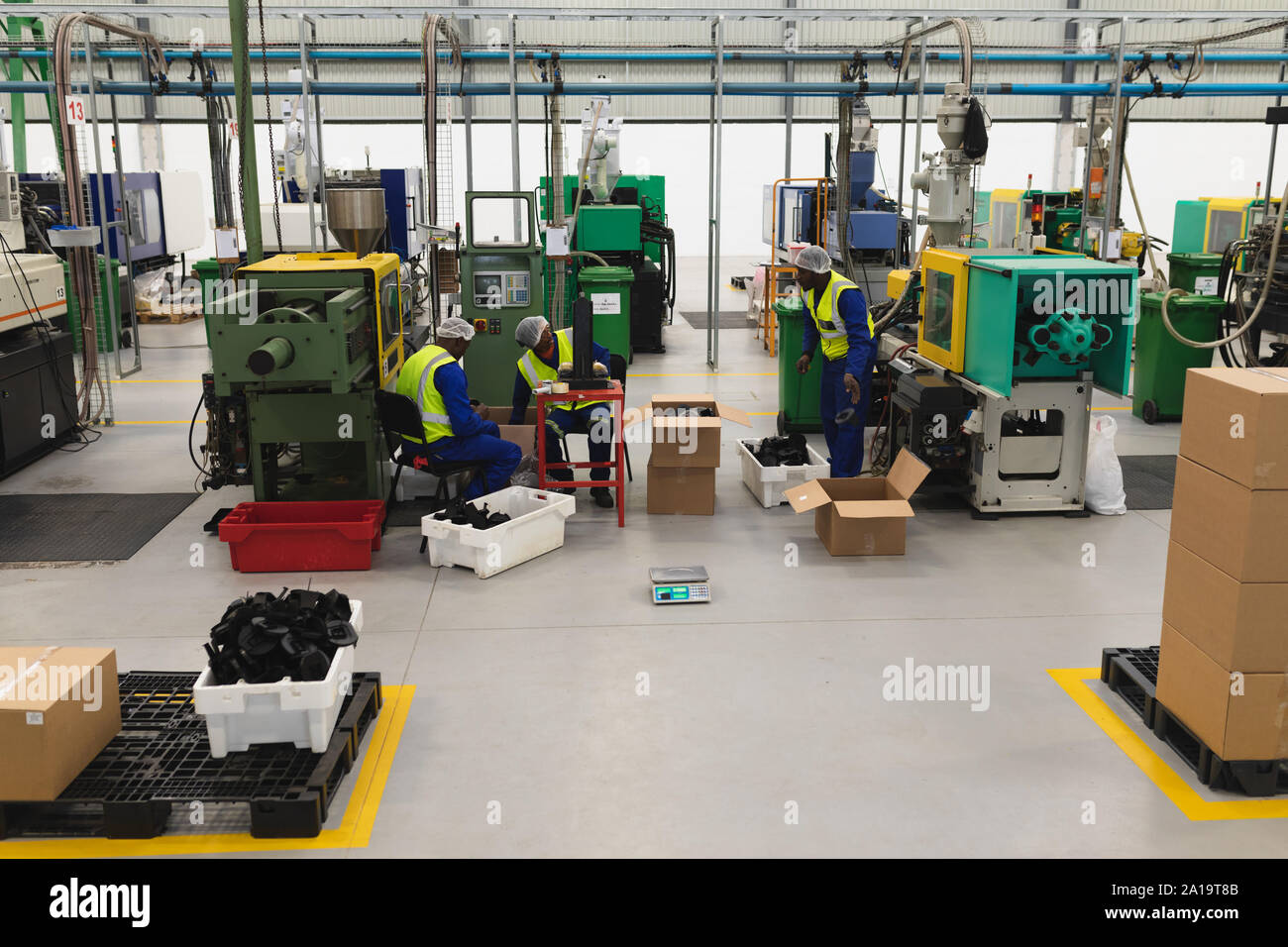 Maschio di lavoratori in fabbrica in fabbrica di un edificio adibito a magazzino Foto Stock Maschio di lavoratori in fabbrica in fabbrica di un edificio adibito a magazzino Foto Stock