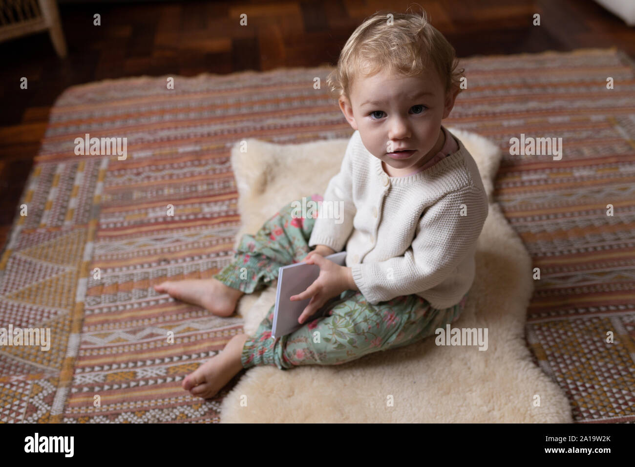 Baby azienda notebook Foto Stock