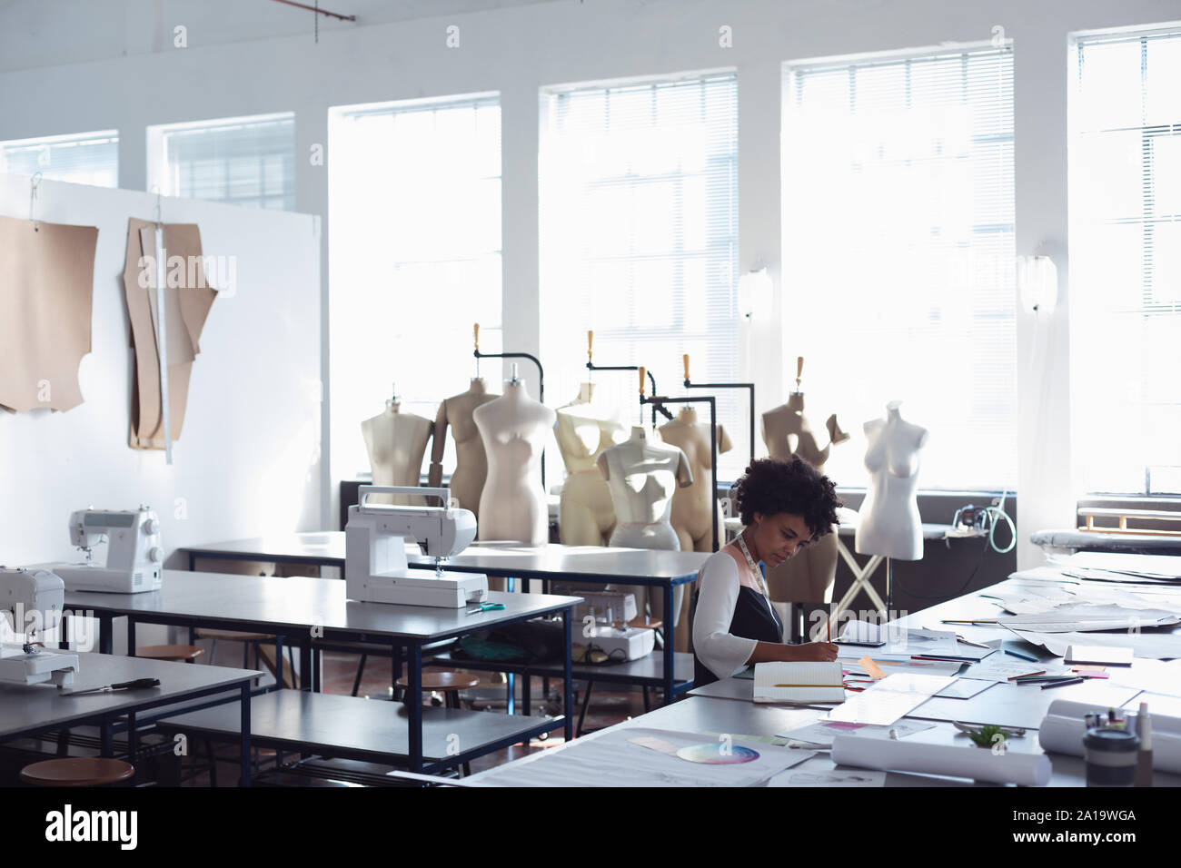 Studenti di sesso femminile lavorando su un progetto a un collegio di moda Foto Stock