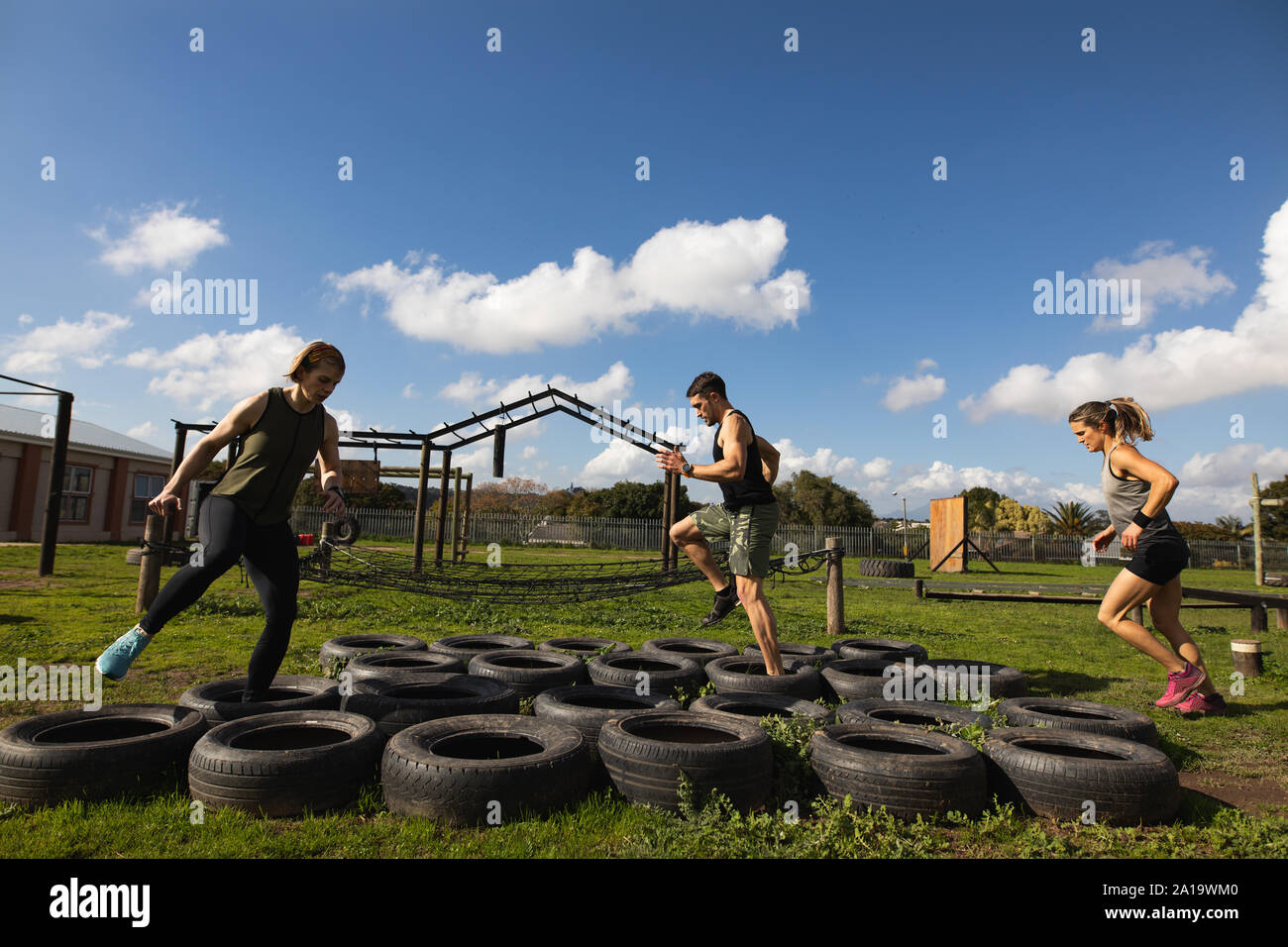 I giovani adulti la formazione a una palestra a cielo aperto bootcamp Foto Stock