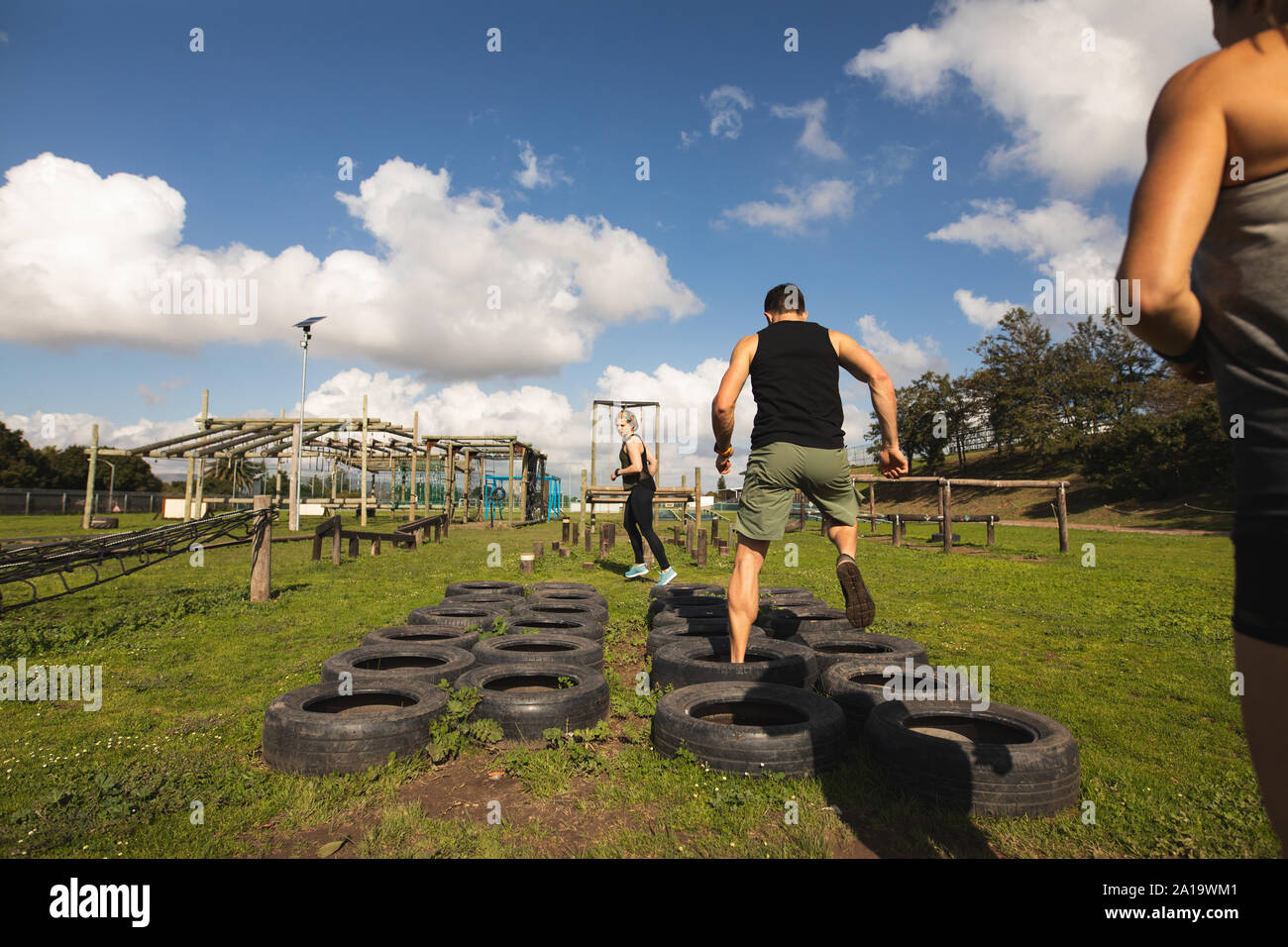 I giovani adulti la formazione a una palestra a cielo aperto bootcamp Foto Stock