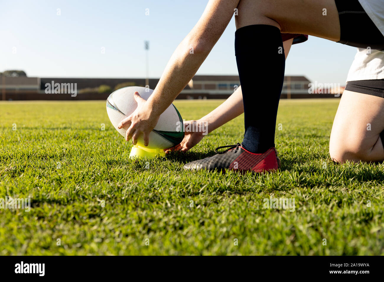 Giovane femmina adulta del giocatore di rugby su un passo di rugby Foto Stock