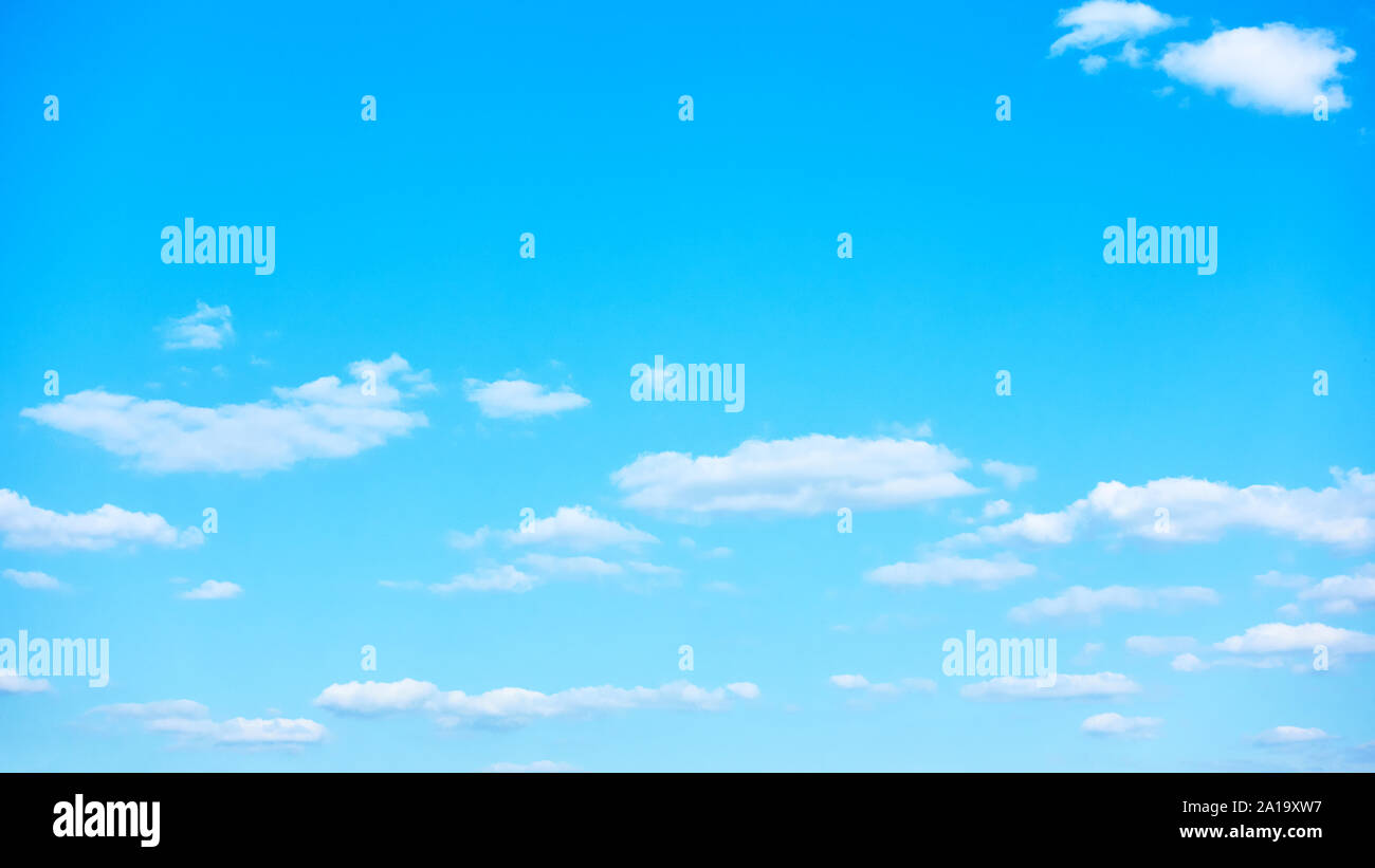 Il cielo blu con nuvole bianche - sfondo 16:9 con lo spazio per il tuo testo Foto Stock