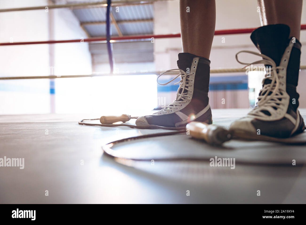 Boxer femmina in piedi di pugilato ring al centro fitness Foto Stock